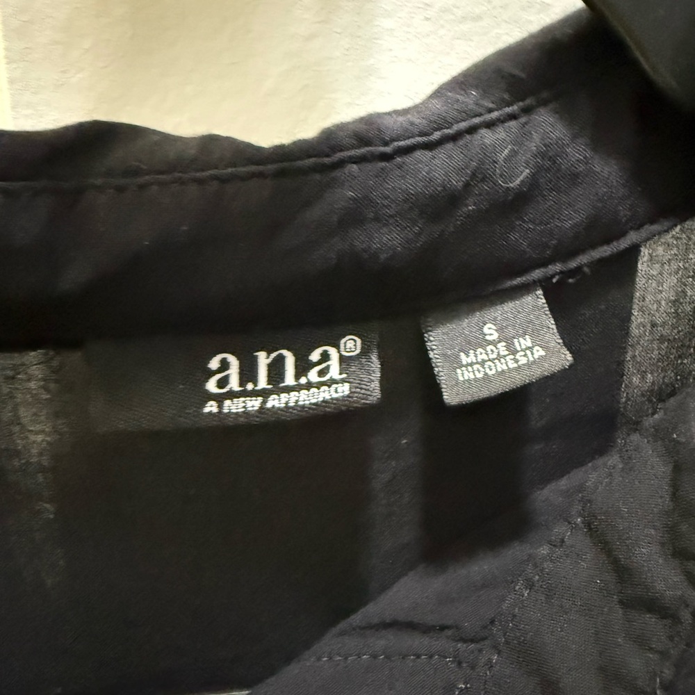 a.n.a Black Collared Button-Up Shirt - Picture 2 of 2